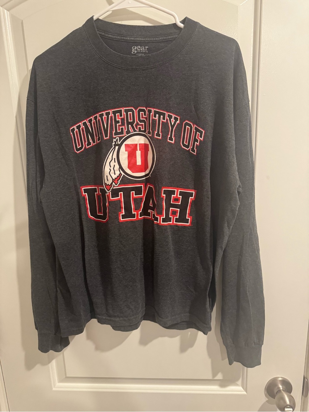 University of Utah Women's Dark Gray Long-Sleeve Sweatshirt